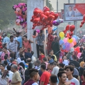 احتفالات المواطنين بأول أيام عيد الفطر فى ميدان مصطفى محمود