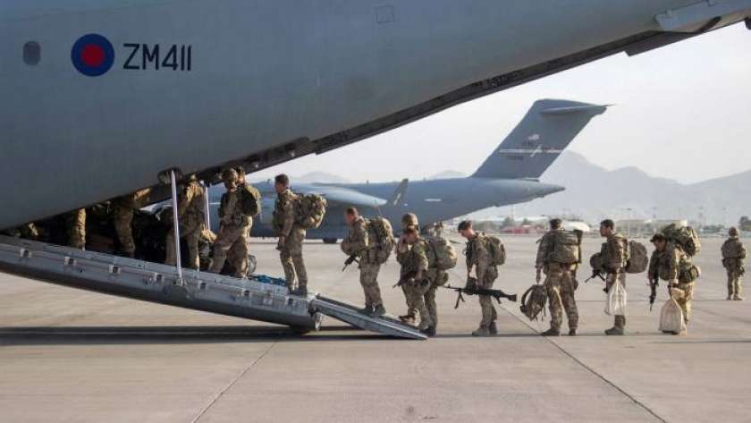 عناصر من الجيش الامريكي ينسحبون من مطار كابول