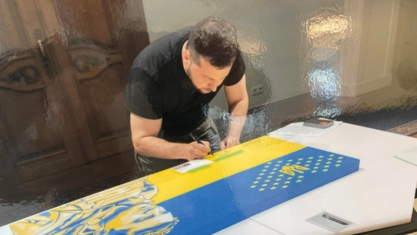 لوحة بتوقيع الرئيس الأوكراني فولوديمير زيلينسكي