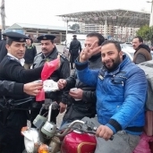 قوات الشرطة توزع الورود على المواطنين