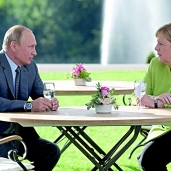 «بوتين وميركل» خلال لقائهما اليوم