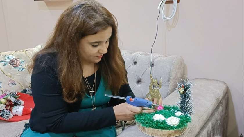 رانيا تصنع هدايا الكريسماس في الإسكندرية