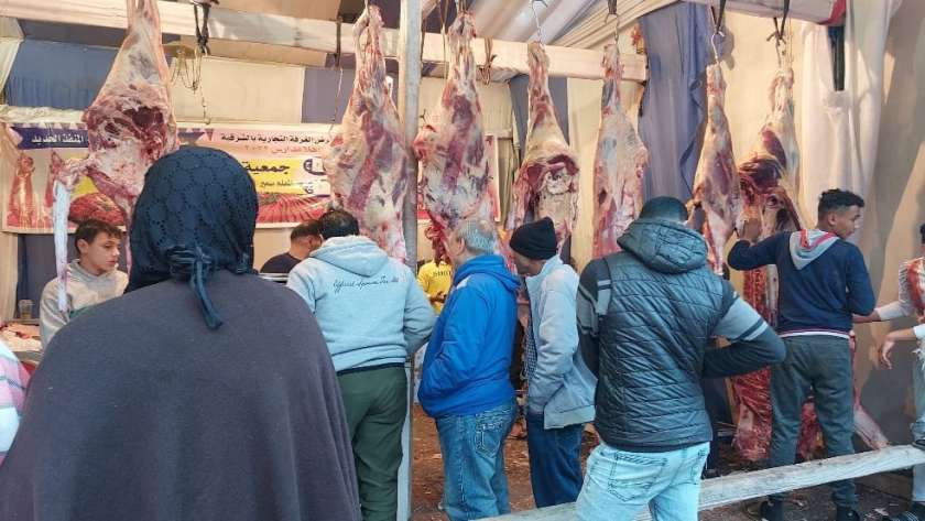 اللحوم البلدية داخل أحد منافذ «أهلا رمضان»