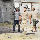 أفراد من الجيش الليبى يطاردون عناصر «داعش» بـ«سرت» «أ.ف.ب»
