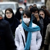 إيرانيون يرتدون «كمامات» لمواجهة الرائحة التى تجتاح العاصمة طهران