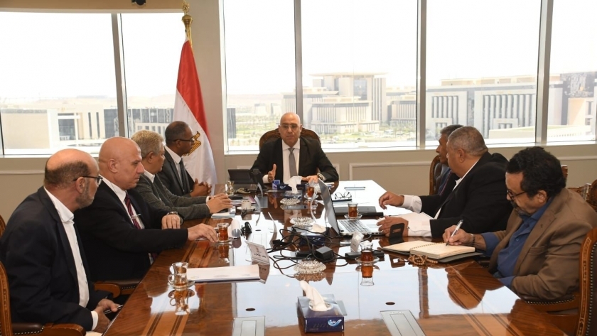 وزير الإسكان خلال اجتماعه مع قيادات الوزارة