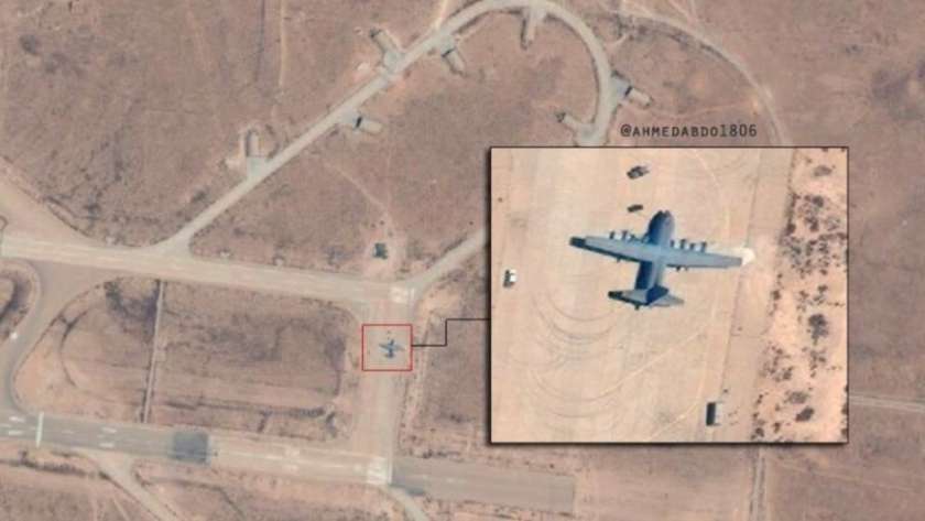 طائرة شحن عسكرية تركية تفرغ حمولتها بقاعدة الوطية الليبية