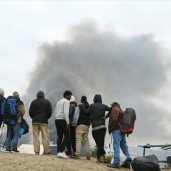 بالصور| إجلاء المهاجرين من مخيم كاليه الفرنسي بعد ليلة من "الحرائق"