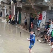 بالصور| مسابقة لصيد الأسماك في مياه الأمطار بشوارع الإسكندرية