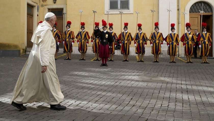الباا فرنسيس مع الحرس الفاتيكاني