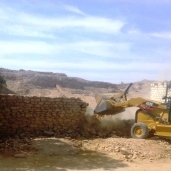 محافظ أسوان يتابع تنفيذ 8 قرارات إزالة فورية بقرية الرمادي