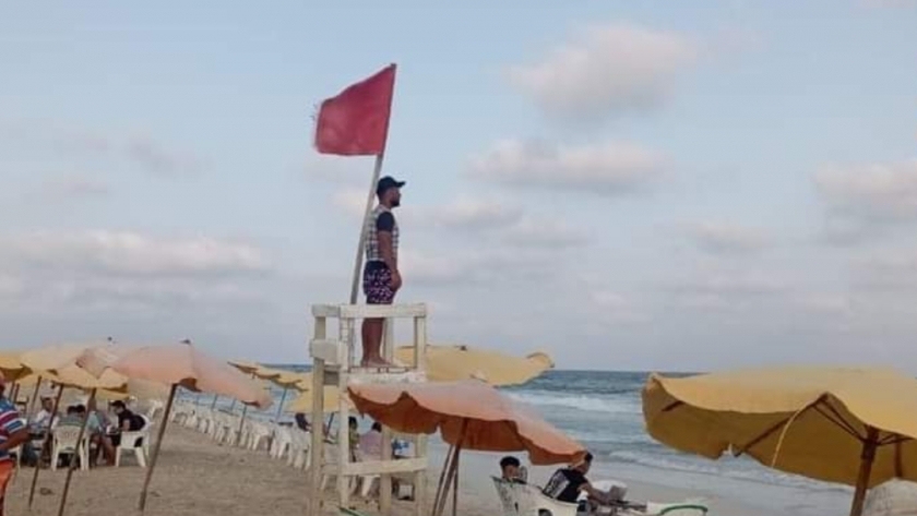 الرايات الحمراء على شواطئ الإسكندرية غربا