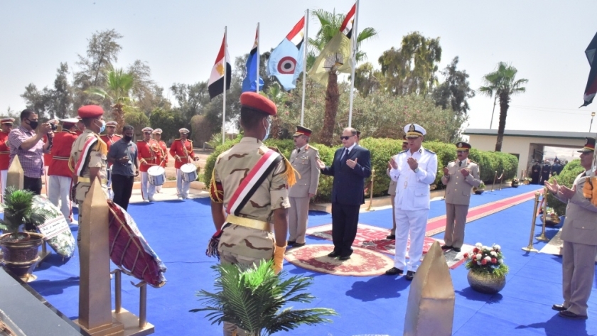 محافظ أسيوط وقائد المنطقة الجنوبية العسكرية يضعان إكليل الزهور على قبر الجندي المجهول بمناسبة الذكرى الـ 47 لانتصارات أكتوبر