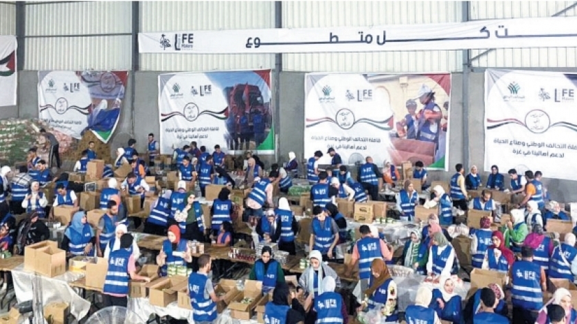 جنود «التحالف الوطنى» أثناء تجهيز المساعدات قبل نقلها إلى قطاع غزة