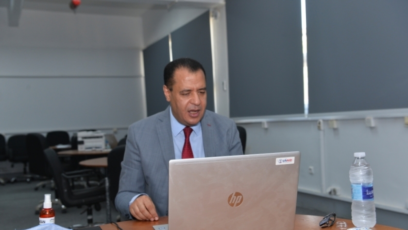 الدكتور شحاته غريب نائب رئيس جامعة أسيوط لشئون التعليم والطلاب خلال مشاركته بالدورة