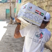 مؤسسة خليفة بن زايد خلال توزيع كراتين رمضان على القرى الأكثر احتياجا