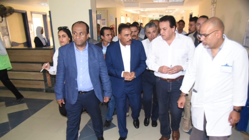 وزير الصحة ومحافظ مطروح يتفقدان المستشفى