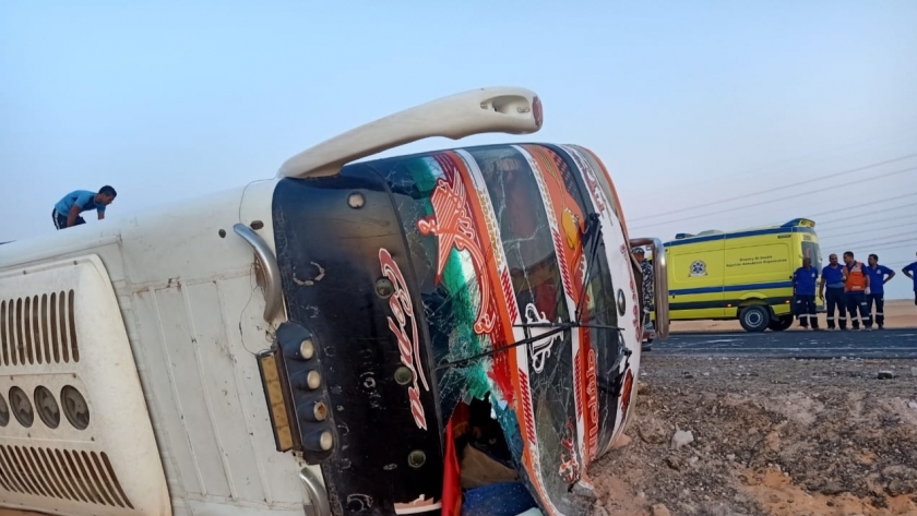 إصابة 13 شخصا في انقلاب أتوبيس على طريق أبو سمبل جنوب أسوان