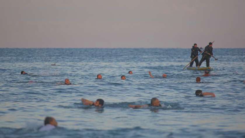 فلسطينيون يسبحون في شاطئ غزة