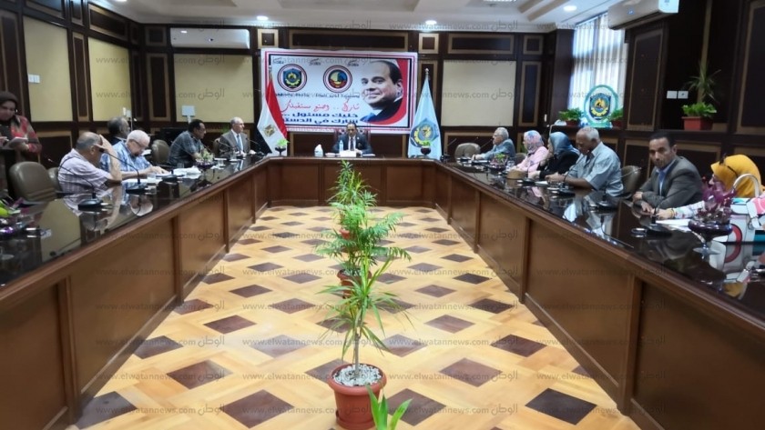 لأول مرة رئيس جامعة دمنهور يترأس اجتماع "الأساتذة المتفرغين"