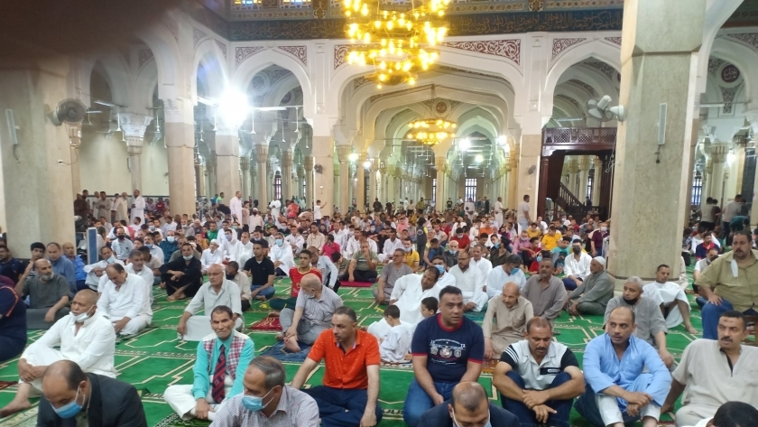 الالاف من أبناء كفر الشيخ يؤدون صلاة عيد الأضحى وسط إجراءات احترازية