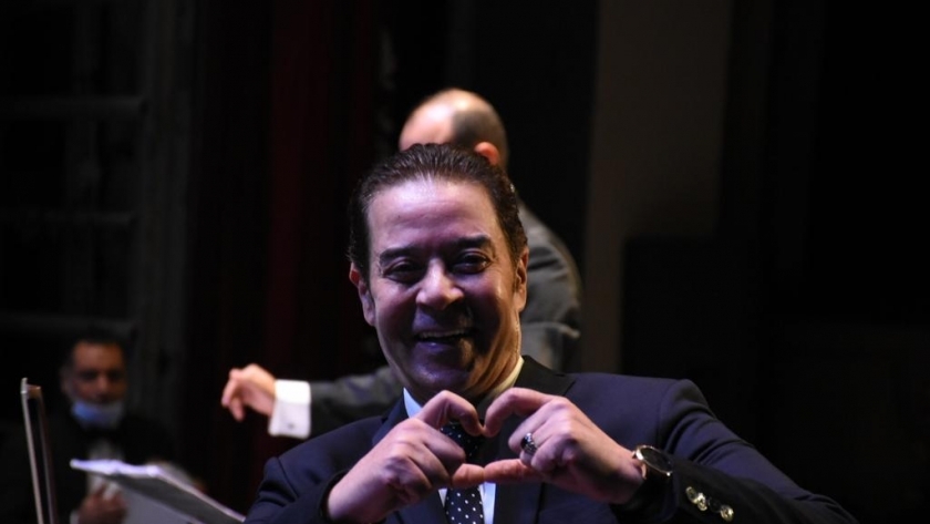 مدحت صالح يرسم قلب لجمهور الإسكندرية