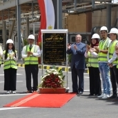محافظ الإسماعيلية يزيح الستار عن لوحة افتتاح مشروع محطة الشباب الغازية العملاقة لإنتاج الكهرباء .