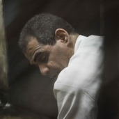 جمال اللبان داخل قفص الاتهام في احدى جلسات محاكمته