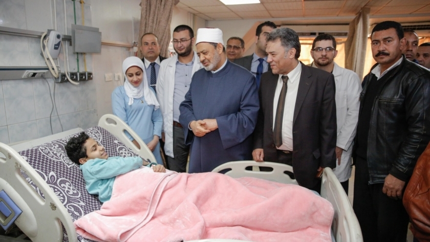 الطيب يزور مصابي تفجير الدرب الأحمر الإرهابي في مستشفى الحسين