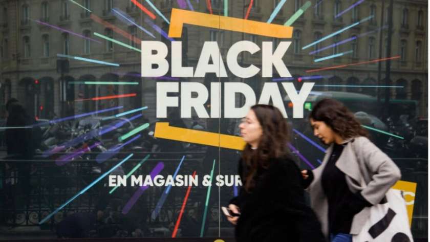 مارة أمام لافتة تعلن عن «الجمعة السوداء» في باريس