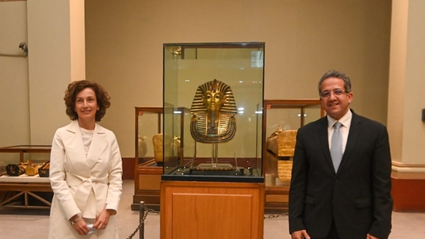 العناني يستقبل رئيس اليونيسكو بالمتحف المصري استعدادا لنقل المومياوات
