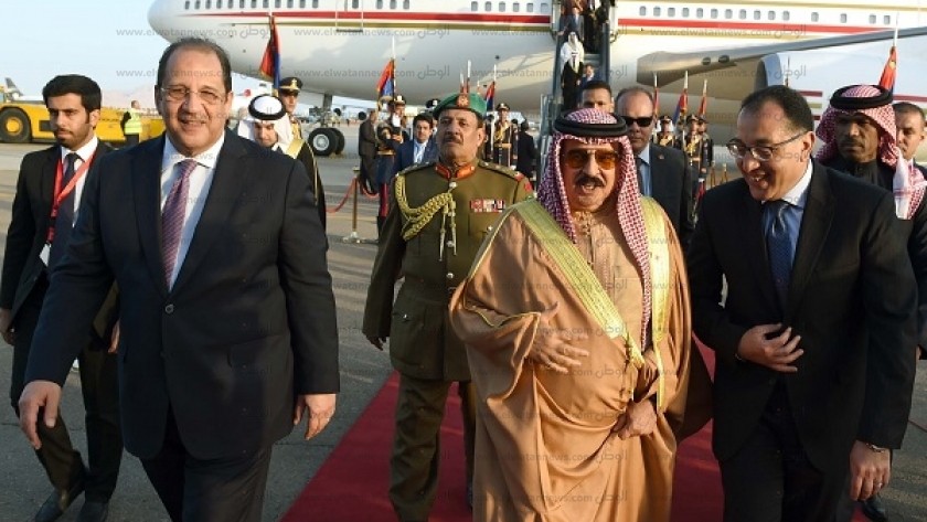 رئيس الوزراء يستقبل العاهل البحريني بمطار شرم الشيخ