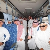 وزير النقل السعودي يستقل إحدى حافلات النقل العام