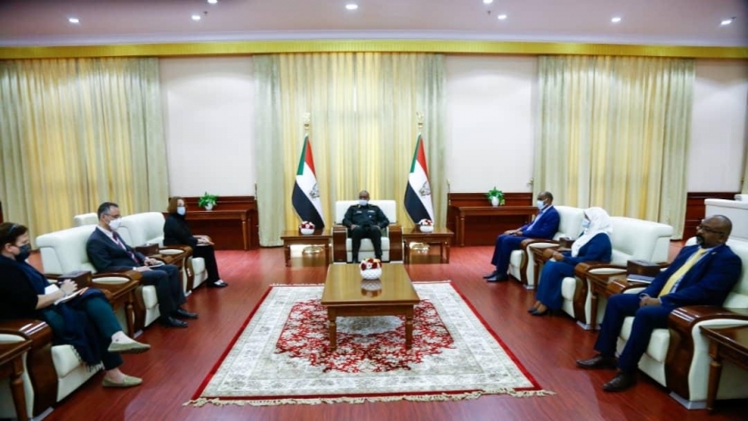 مساعدة وزير الخارجية الأمريكي للشئون الإفريقية خلال لقائها رئيس مجلس السيادة السوداني عبد الفتاح البرهان