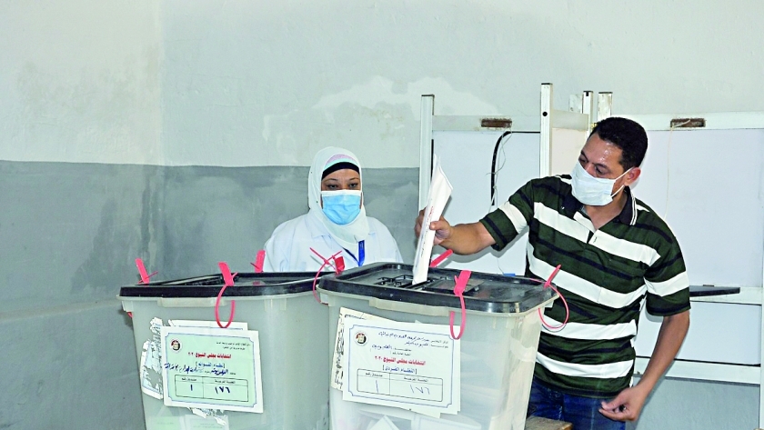 مواطن يدلي بصوته في الجولة الأولى من انتخابات "الشيوخ"
