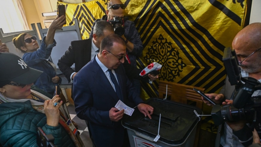 محافظ الإسكندرية يدلي بصوته