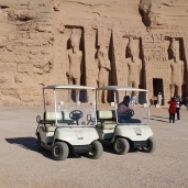 بالصور| سيارتان "جولف" لتنقلات السائحين "كبار السن" في معبد أبوسمبل