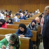 رئيس جامعة المنيا يتفقد سير الامتحانات