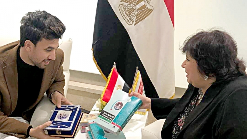 وزيرة الثقافة خلال لقائها بتريزيجية بمعرض القاهرة للكتاب