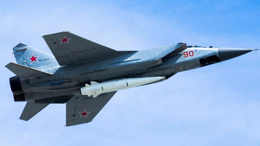 طائرة روسية تحمل أحد صواريخ كينجل الأسرع من الصوت