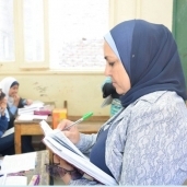 مدير ادارة تعليمية بالإسكندرية تؤكد علي ضرورة توافر عناصر الامان والسلامة للطلاب بإحدى المدارس