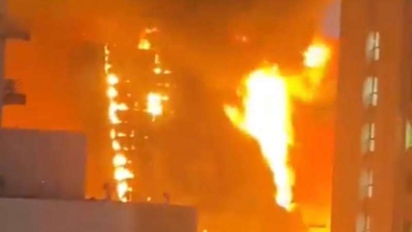 حريق بواجهة أحد المجمعات التجارية في محافظة «حولي» الكويتية