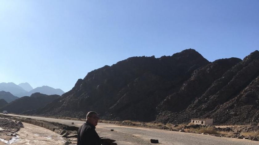 مبروك الغمريني رئيس مدينة «أبورديس» يتفقد طريق (وادي فيران - سانت كاترين)