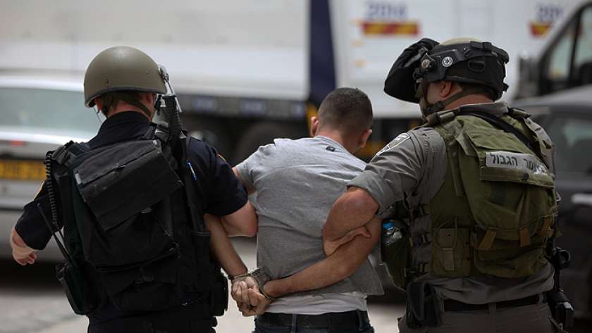 قوات الاحتلال الإسرائيلي تعتقل فلسطينيا
