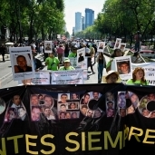 ناشطون وأقارب المفقودين يتظاهرون للمطالبة الحكومة المكسيكية بالإجابة عن مكان أحبائهم  كجزء من الاحتفال بيوم الأم في "مكسيكو سيتي"