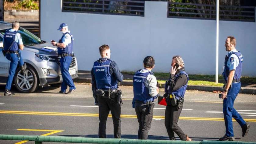 عناصر من شرطة نيوزيلندا في موقع حادث الطعن