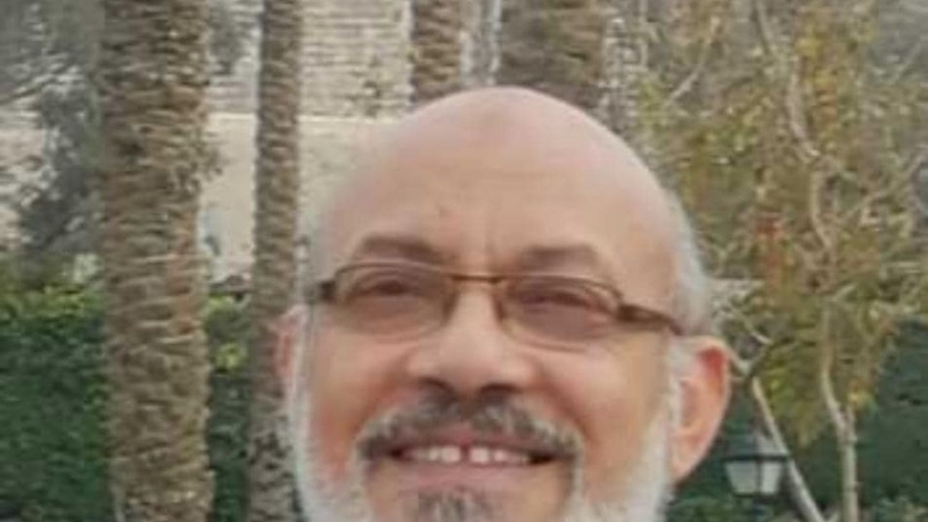 الدكتور أحمد قطب - استشاري الجراحة والمناظير