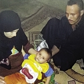 الطفل «أحمد» الذى تعرض لجريمة طبية مع والديه