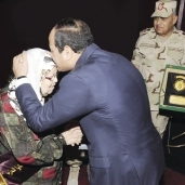 الرئيس «السيسى» يقبل رأس والدة أحد الشهداء خلال تكريمها فى الندوة التثقيفية للقوات المسلحة