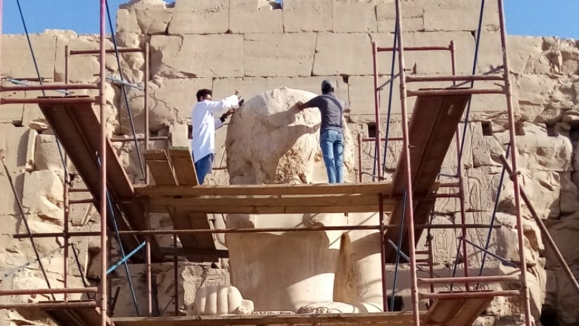 الانتهاء من ترميم تمثال الملك تحتمس الثاني بمعبد الكرنك